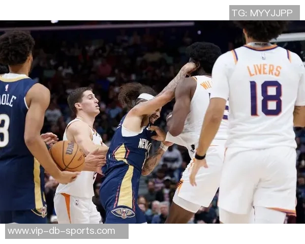 加德纳与小皮蓬场上冲突激烈双方抱摔打斗被裁判驱逐出场